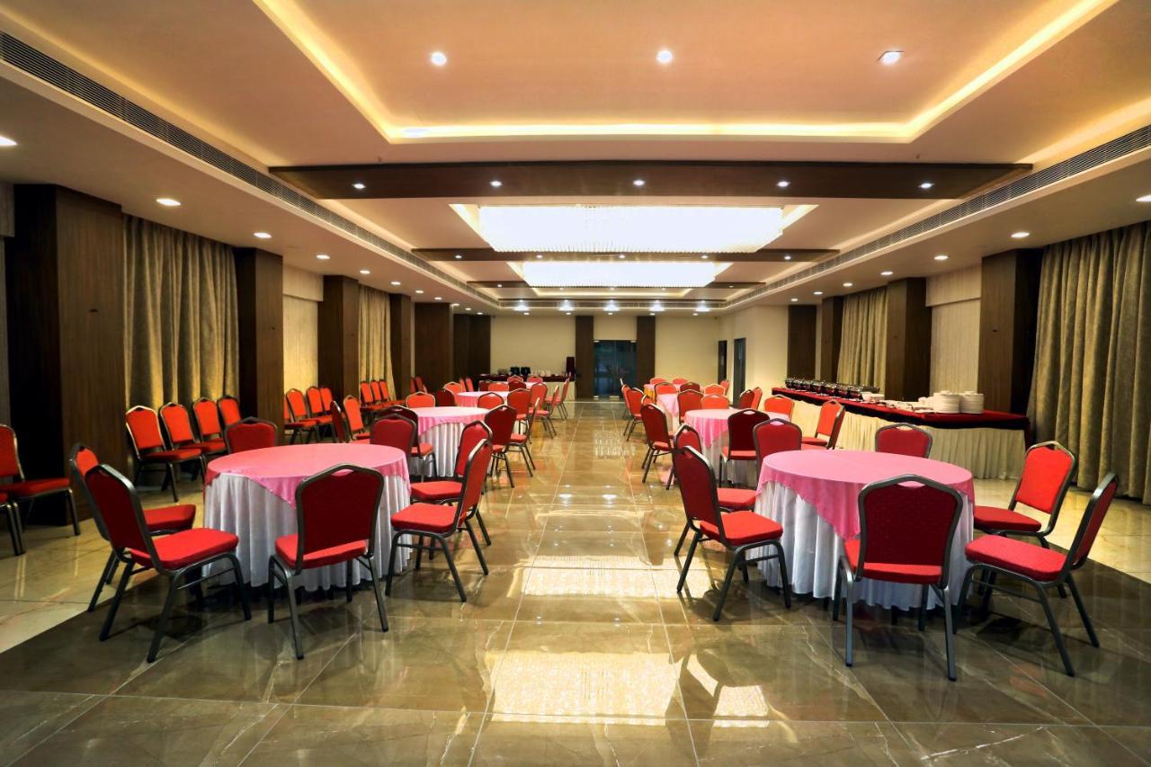 The Park Residency Hotel Ахмедабад Екстериор снимка